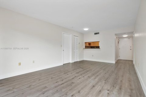 Condo in Miami, Florida, 2 bedrooms  № 2064979 - photo 5