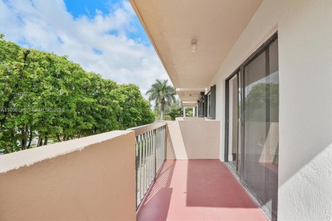 Condo in Miami, Florida, 2 bedrooms  № 2064979 - photo 14