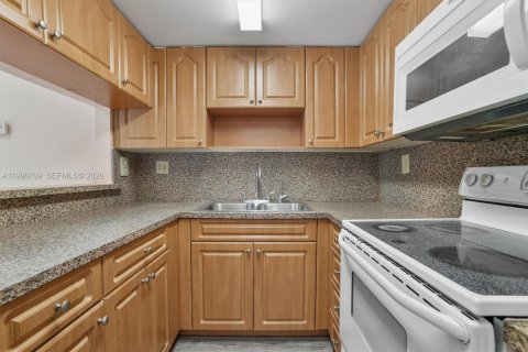 Condo in Miami, Florida, 2 bedrooms  № 2064979 - photo 7