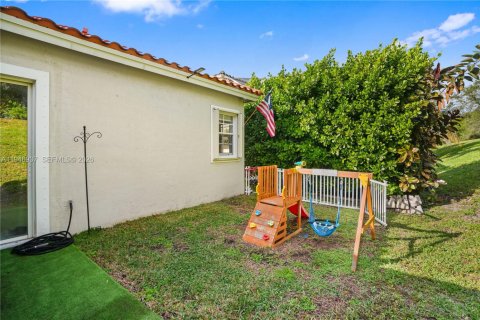 House in Coral Springs, Florida 4 bedrooms, 229.65 sq.m. № 2003088 - photo 29