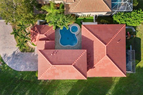 House in Coral Springs, Florida 4 bedrooms, 229.65 sq.m. № 2003088 - photo 3