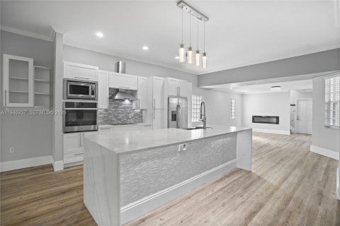 House in Coral Springs, Florida 4 bedrooms, 229.65 sq.m. № 2003088 - photo 9