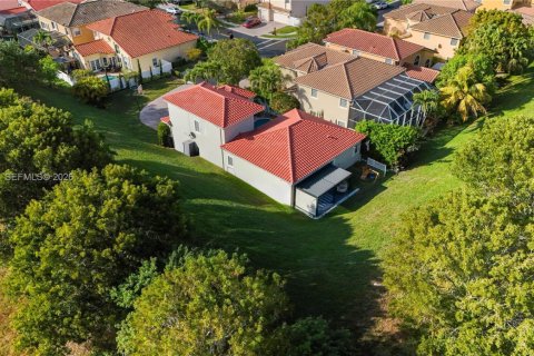 House in Coral Springs, Florida 4 bedrooms, 229.65 sq.m. № 2003088 - photo 4