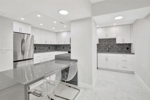 Condo in Bal Harbour, Florida, 2 bedrooms  № 2035376 - photo 16
