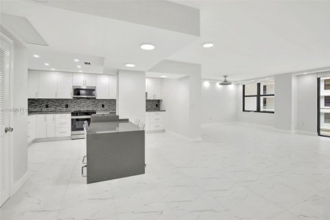 Condo in Bal Harbour, Florida, 2 bedrooms  № 2035376 - photo 7