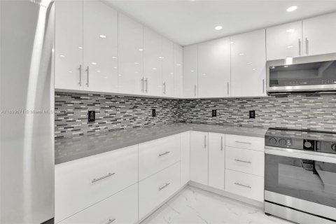 Condo in Bal Harbour, Florida, 2 bedrooms  № 2035376 - photo 11