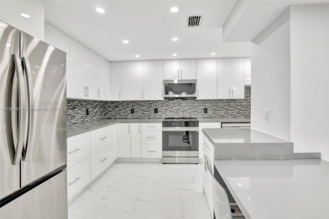 Condo in Bal Harbour, Florida, 2 bedrooms  № 2035376 - photo 10