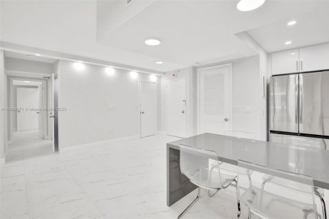 Condo in Bal Harbour, Florida, 2 bedrooms  № 2035376 - photo 14