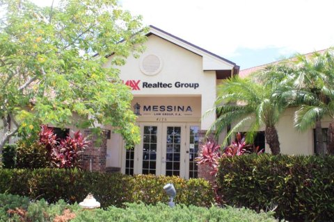 Immobilier commercial à louer à Palm Harbor, Floride: 1161.28 m2 № 1850077 - photo 1