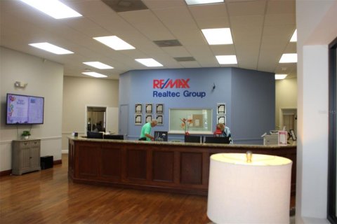 Immobilier commercial à louer à Palm Harbor, Floride: 1161.28 m2 № 1850077 - photo 2