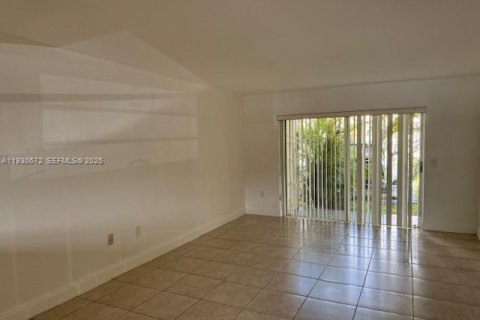 Condominio en alquiler en Miami, Florida, 1 dormitorio, 65.03 m2 № 1993935 - foto 3