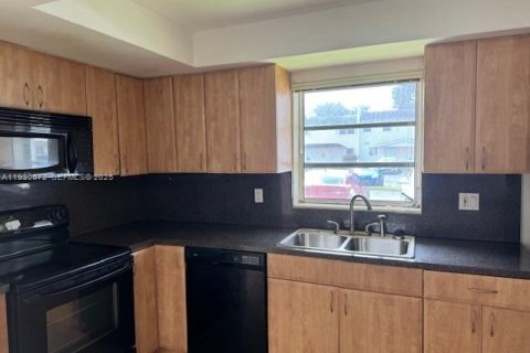 Condominio en alquiler en Miami, Florida, 1 dormitorio, 65.03 m2 № 1993935 - foto 2