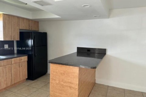 Condominio en alquiler en Miami, Florida, 1 dormitorio, 65.03 m2 № 1993935 - foto 11