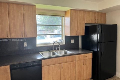 Condominio en alquiler en Miami, Florida, 1 dormitorio, 65.03 m2 № 1993935 - foto 1