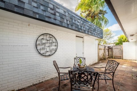 House in Tamarac, Florida 3 bedrooms, 203.83 sq.m. № 1682522 - photo 29