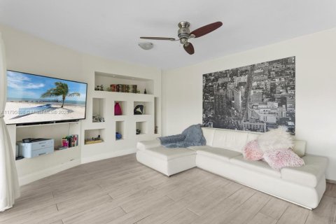 House in Tamarac, Florida 3 bedrooms, 203.83 sq.m. № 1682522 - photo 5