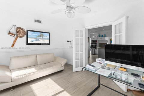 House in Tamarac, Florida 3 bedrooms, 203.83 sq.m. № 1682522 - photo 10