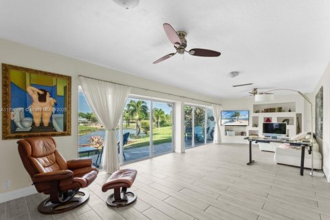 House in Tamarac, Florida 3 bedrooms, 203.83 sq.m. № 1682522 - photo 24