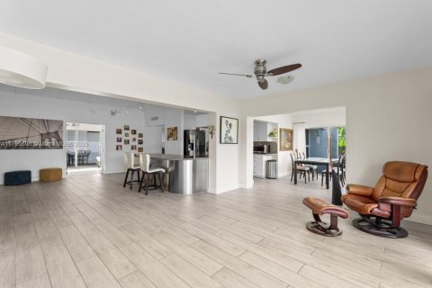 House in Tamarac, Florida 3 bedrooms, 203.83 sq.m. № 1682522 - photo 4