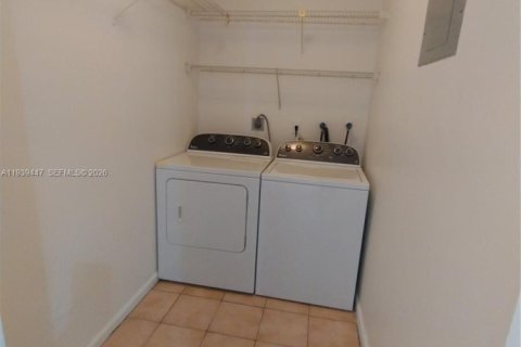 Townhouse in Sunrise, Florida 3 bedrooms, 150.22 sq.m. № 1997437 - photo 15