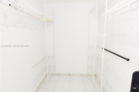 Townhouse in Sunrise, Florida 3 bedrooms, 150.22 sq.m. № 1997437 - photo 7