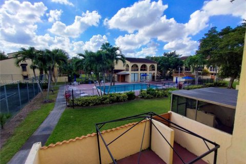 Townhouse in Sunrise, Florida 3 bedrooms, 150.22 sq.m. № 1997437 - photo 20