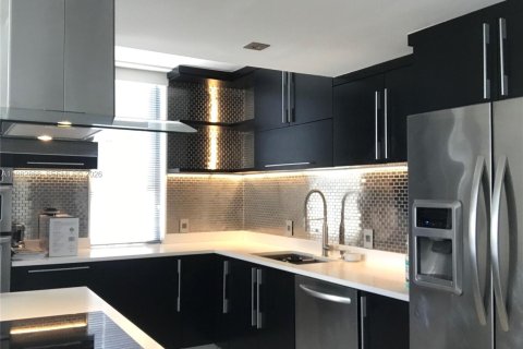 Купить кондоминиум в Майами, Флорида 2 спальни, 116.78м2, № 2049261 - фото 3