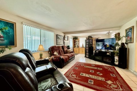 House in Hollywood, Florida 3 bedrooms, 167.32 sq.m. № 2083235 - photo 9