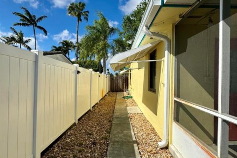 House in Hollywood, Florida 3 bedrooms, 167.32 sq.m. № 2083235 - photo 16