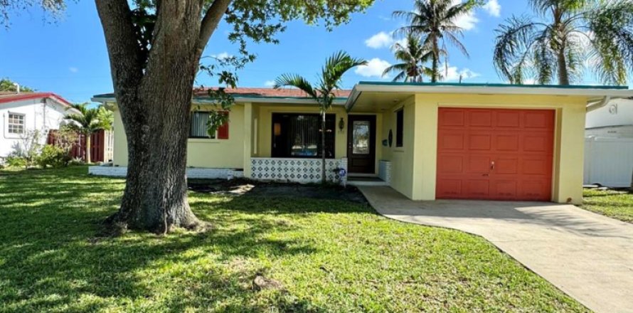 House in Hollywood, Florida 3 bedrooms, 167.32 sq.m. № 2083235