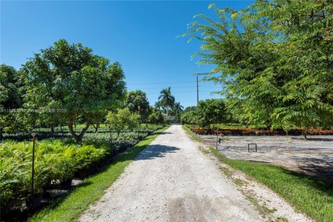 House in Southwest Ranches, Florida 3 bedrooms, 83.61 sq.m. № 1890139 - photo 11