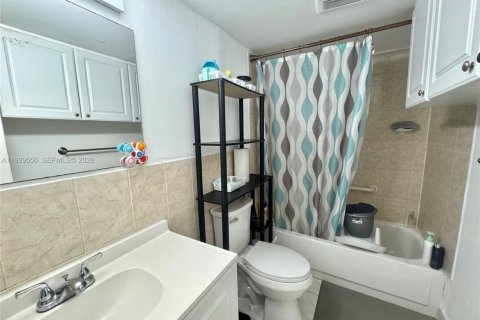 Condominio en alquiler en Miami, Florida, 1 dormitorio, 75.81 m2 № 1997583 - foto 6