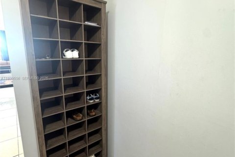 Condominio en alquiler en Miami, Florida, 1 dormitorio, 75.81 m2 № 1997583 - foto 7