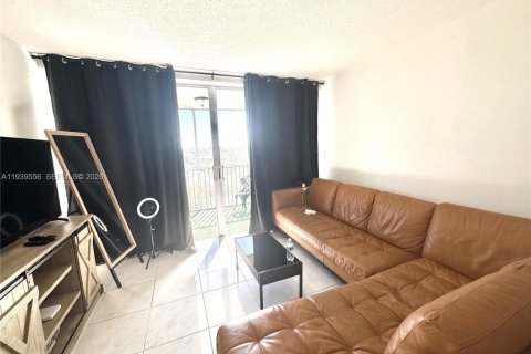 Condominio en alquiler en Miami, Florida, 1 dormitorio, 75.81 m2 № 1997583 - foto 2