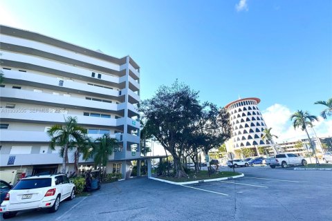 Condominio en alquiler en Miami, Florida, 1 dormitorio, 75.81 m2 № 1997583 - foto 12