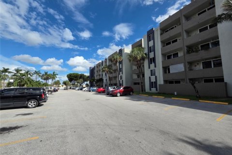 Снять в аренду квартиру в Хайалиа Гарденс, Флорида 3 спальни, 118.91м2, № 1952585 - фото 2