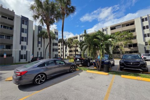 Снять в аренду квартиру в Хайалиа Гарденс, Флорида 3 спальни, 118.91м2, № 1952585 - фото 3