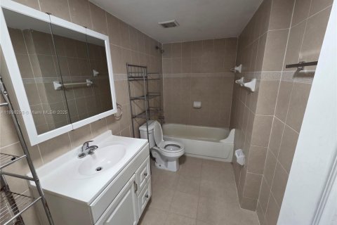 Снять в аренду квартиру в Хайалиа Гарденс, Флорида 3 спальни, 118.91м2, № 1952585 - фото 21