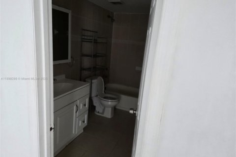 Снять в аренду квартиру в Хайалиа Гарденс, Флорида 3 спальни, 118.91м2, № 1952585 - фото 7