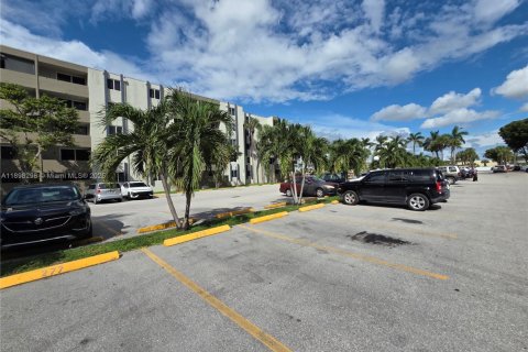 Снять в аренду квартиру в Хайалиа Гарденс, Флорида 3 спальни, 118.91м2, № 1952585 - фото 1