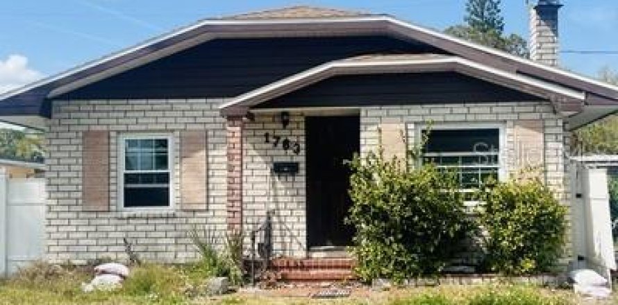 House in Saint Petersburg, Florida 3 bedrooms, 151.06 sq.m. № 1573773