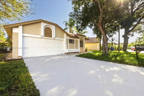 Villa ou maison à vendre à North Lauderdale, Floride: 3 chambres, 133.41 m2 № 2245978 - photo 2