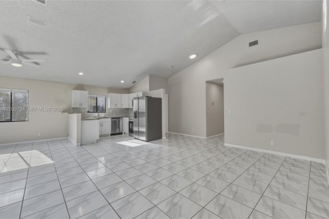 Villa ou maison à vendre à North Lauderdale, Floride: 3 chambres, 133.41 m2 № 2245978 - photo 11