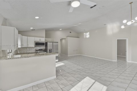Villa ou maison à vendre à North Lauderdale, Floride: 3 chambres, 133.41 m2 № 2245978 - photo 16