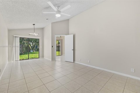 Villa ou maison à vendre à North Lauderdale, Floride: 3 chambres, 133.41 m2 № 2245978 - photo 19