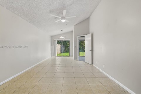Villa ou maison à vendre à North Lauderdale, Floride: 3 chambres, 133.41 m2 № 2245978 - photo 20