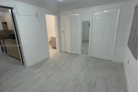 Propiedad comercial en alquiler en Miami Gardens, Florida, 1 dormitorio, 106.28 m2 № 1988855 - foto 8