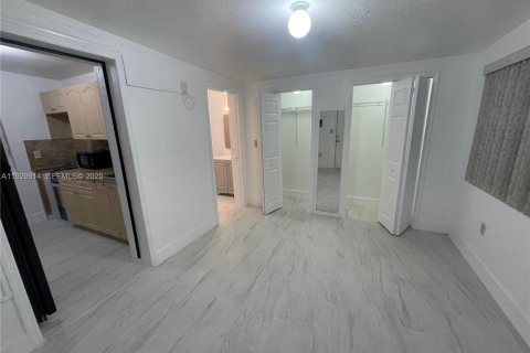 Propiedad comercial en alquiler en Miami Gardens, Florida, 1 dormitorio, 106.28 m2 № 1988855 - foto 7
