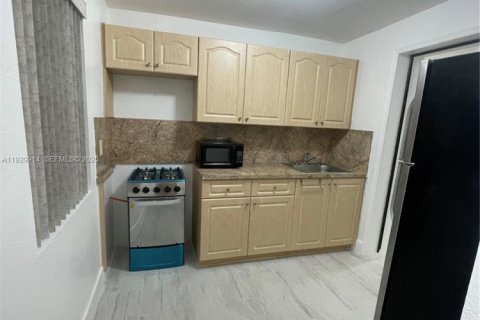 Propiedad comercial en alquiler en Miami Gardens, Florida, 1 dormitorio, 106.28 m2 № 1988855 - foto 5