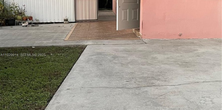 Propiedad comercial en Miami Gardens, Florida 1 dormitorio, 106.28 m2 № 1988855